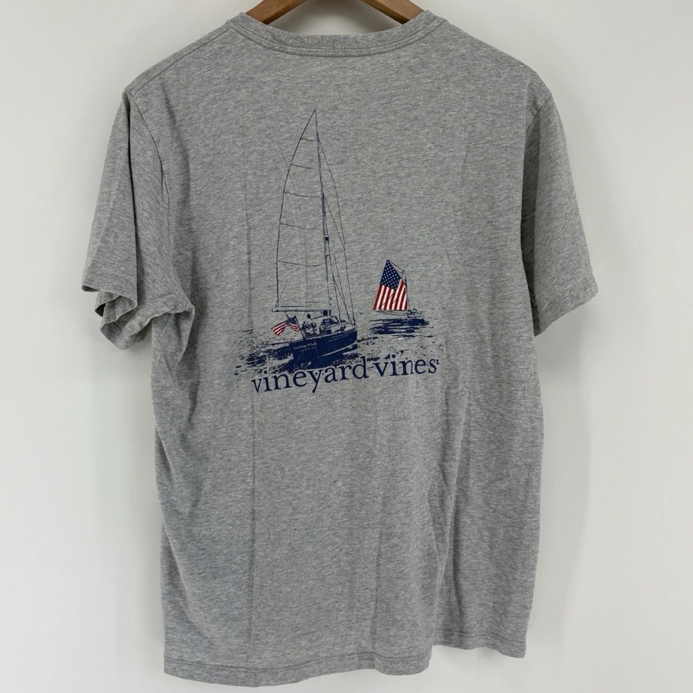 Vineyard Vines Gray Short-Sleeve Sailboat Graphic Tee with Navy and Red Accents